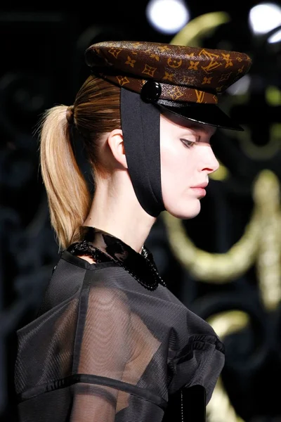 Look 11
